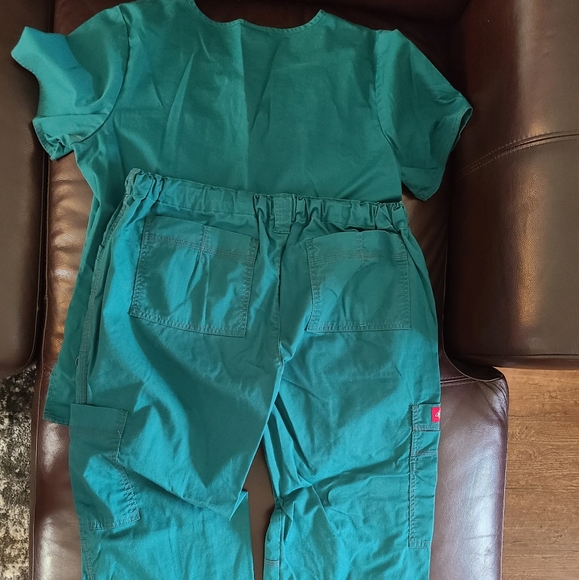 Women's scrubs size medium 4 pair - Picture 7 of 8